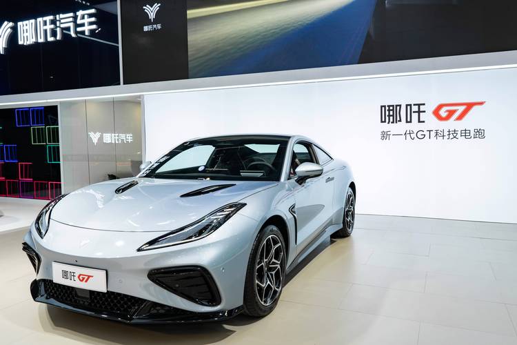 重庆65哪吒汽车在智能汽车领域的表现，领途汽车在新能源汽车市场中的影响力